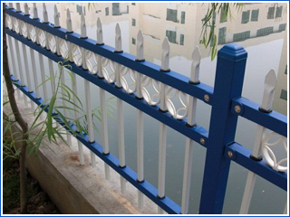 定做工廠圍墻護欄噴塑鐵藝護欄價格與選購指南